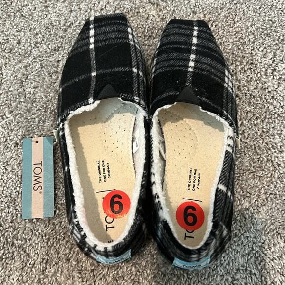 TOMS BLACK WHITE WOMENS FAUX SHEARLING SHOES Size 6 Belmont Slip‎ On Comfy Soft - Picture 3 of 16